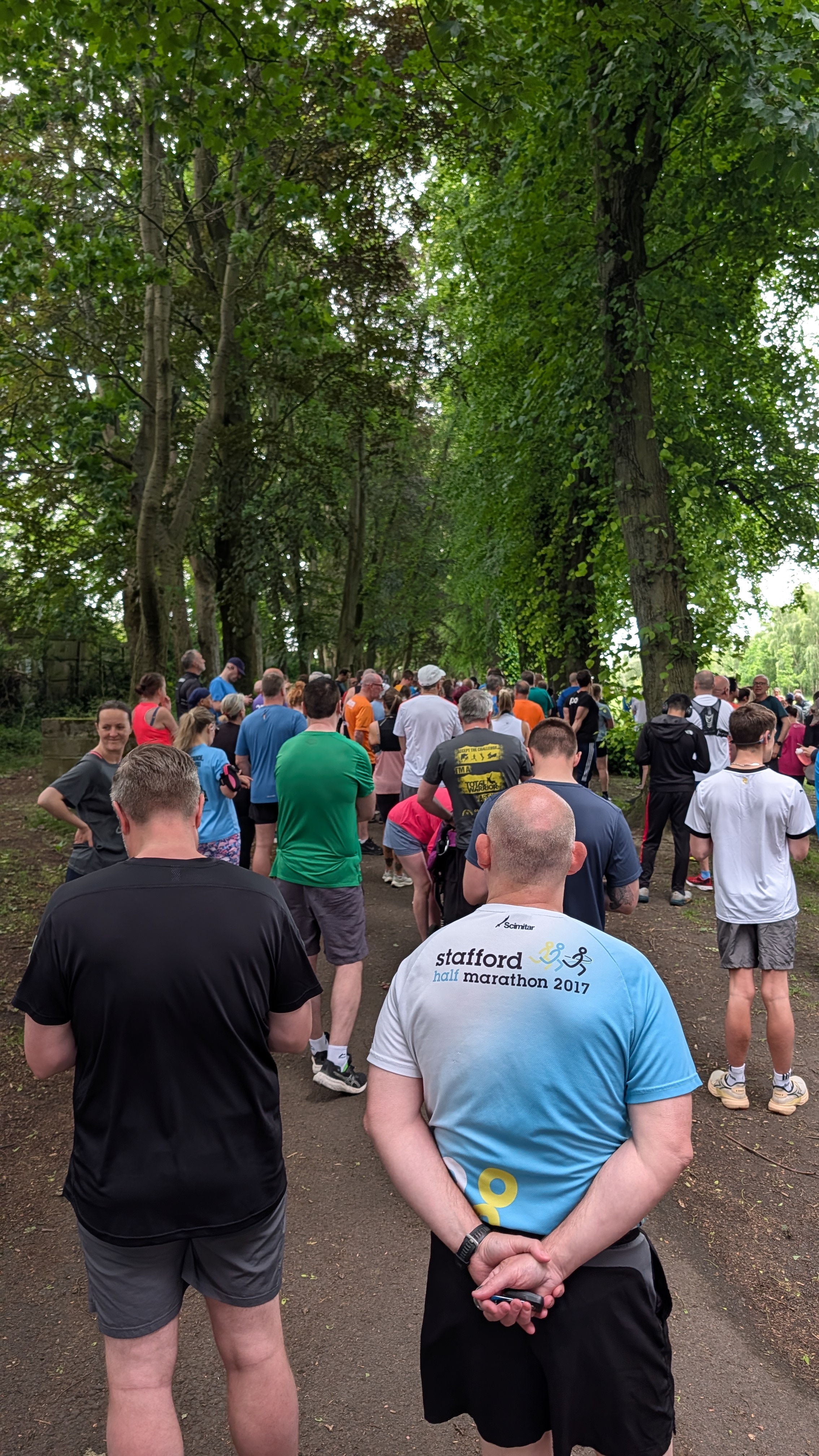 Congested start at Walsall Arboretum parkrun under tree-lined avenue